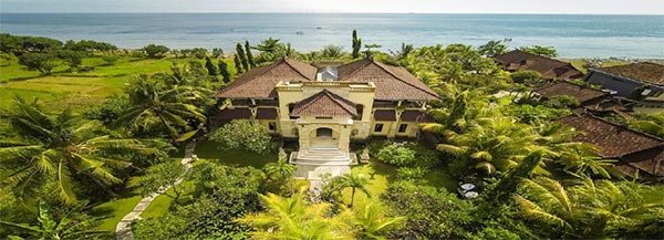 Beachfront Bali Villa for Eight